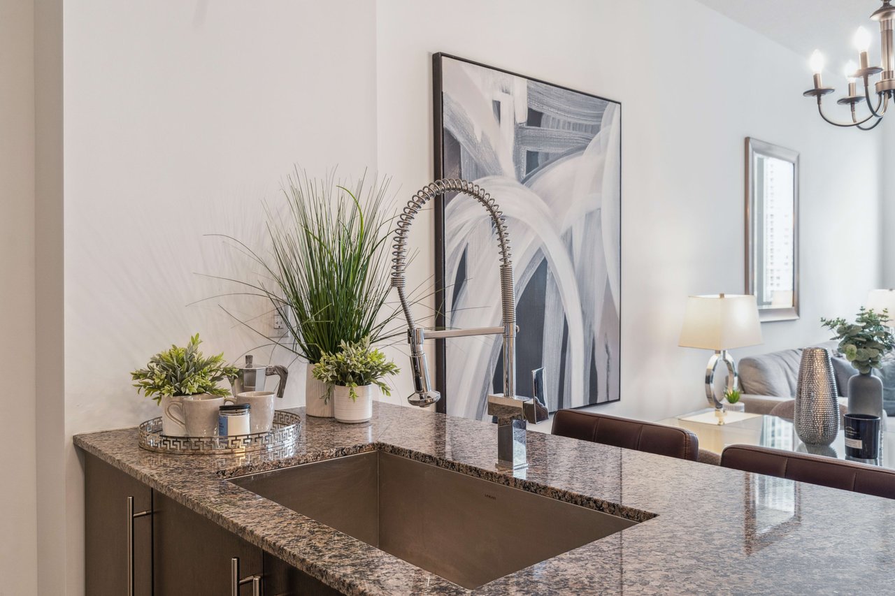 Bright & Spacious Condo In The Heart Of Downtown Mississauga