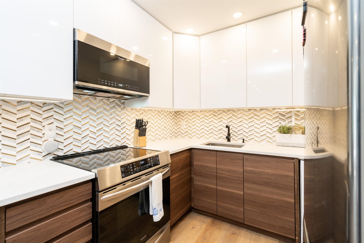 302-1050 Jervis St