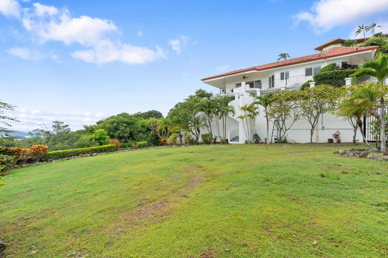 CASA FELIZ , PACIFIC HEIGHTS | ONLY MINUTES TO THE BEACH WITH SPECTACULAR OCEAN AND VALLEY VIEWS!