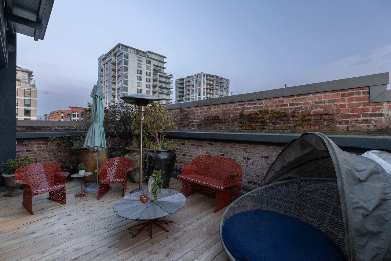 50-133 Keefer St