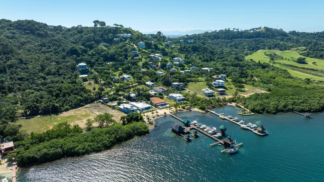 Coral Views Village Lot 33, Casa Luna