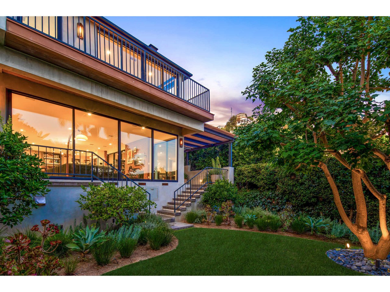 1490 Sunset Plaza Dr