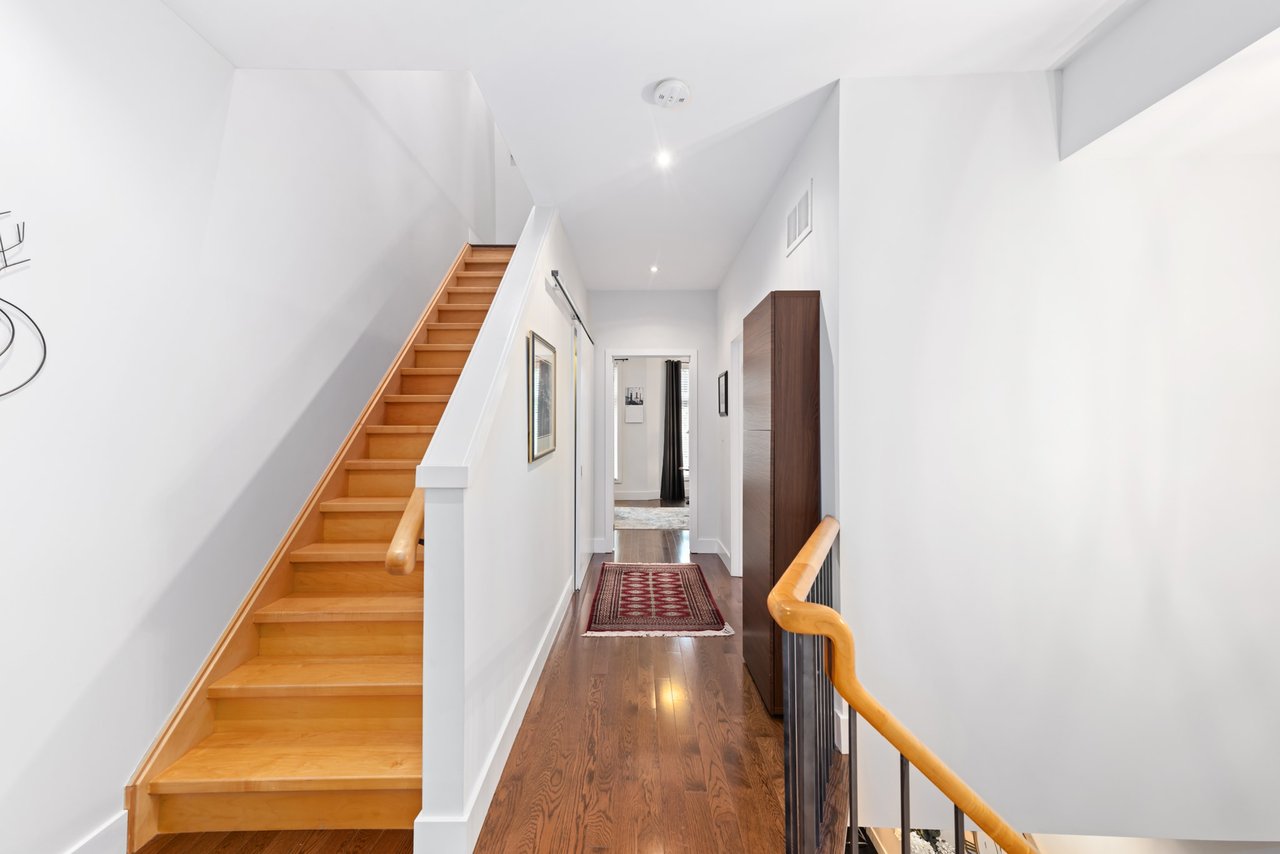 492 King St E