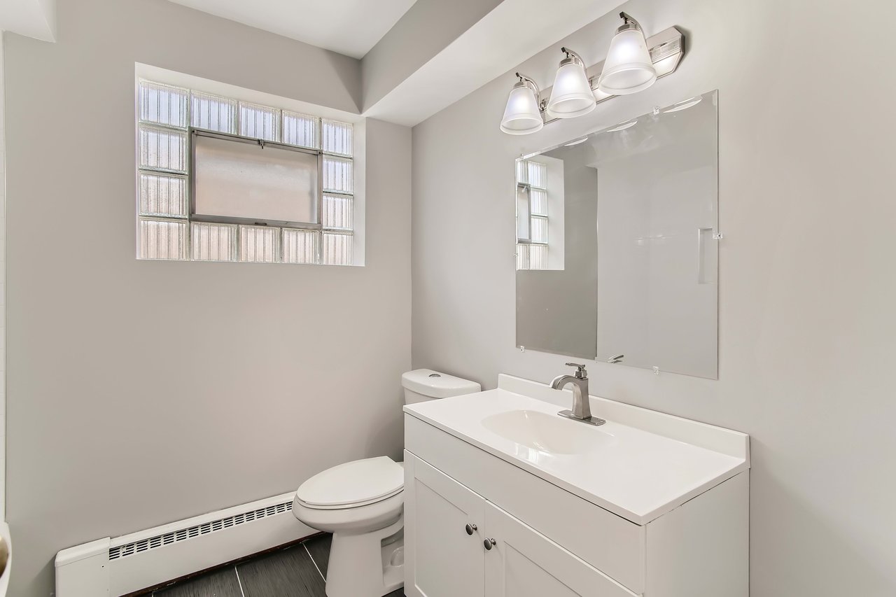 8707 N Oketo Niles, IL  60714