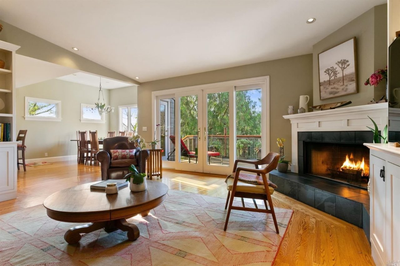 396 E Blithedale
