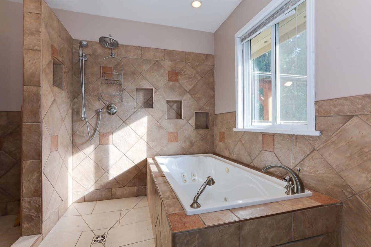 2552 Jura Cres