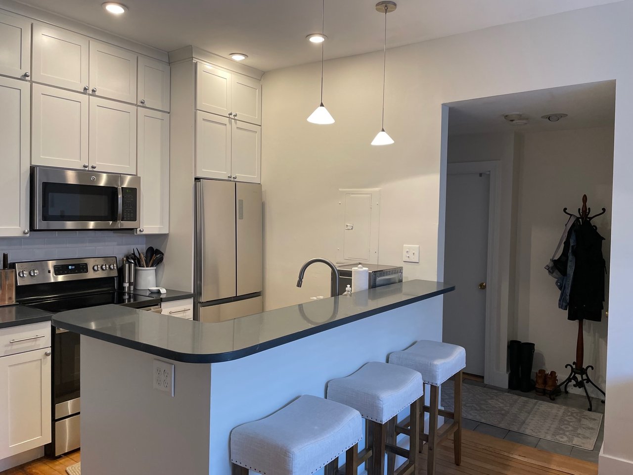 Beautiful Keswick Street 1 bed 1 bath - Laundry in Unit - Pets Negotiable 