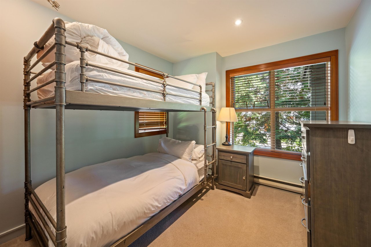 4-4661 Blackcomb Wy