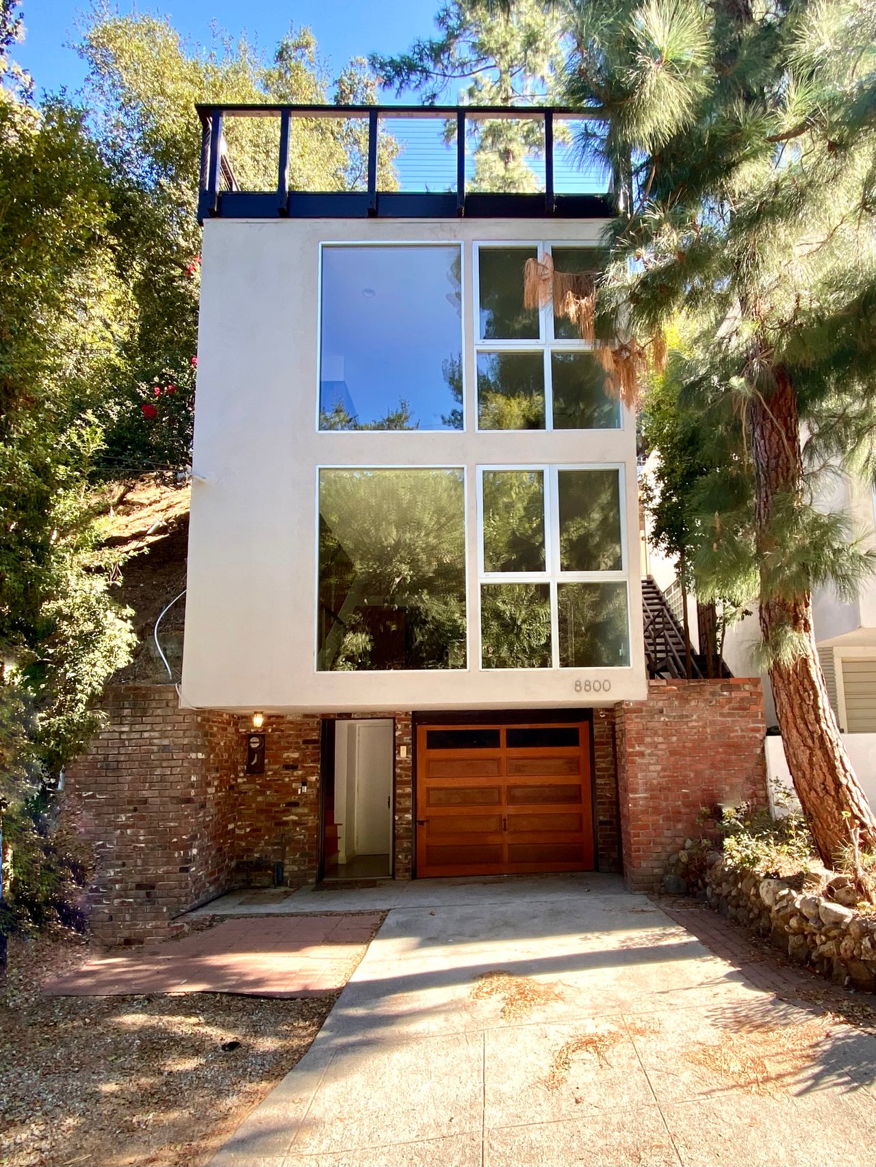 8800 Wonderland Avenue 