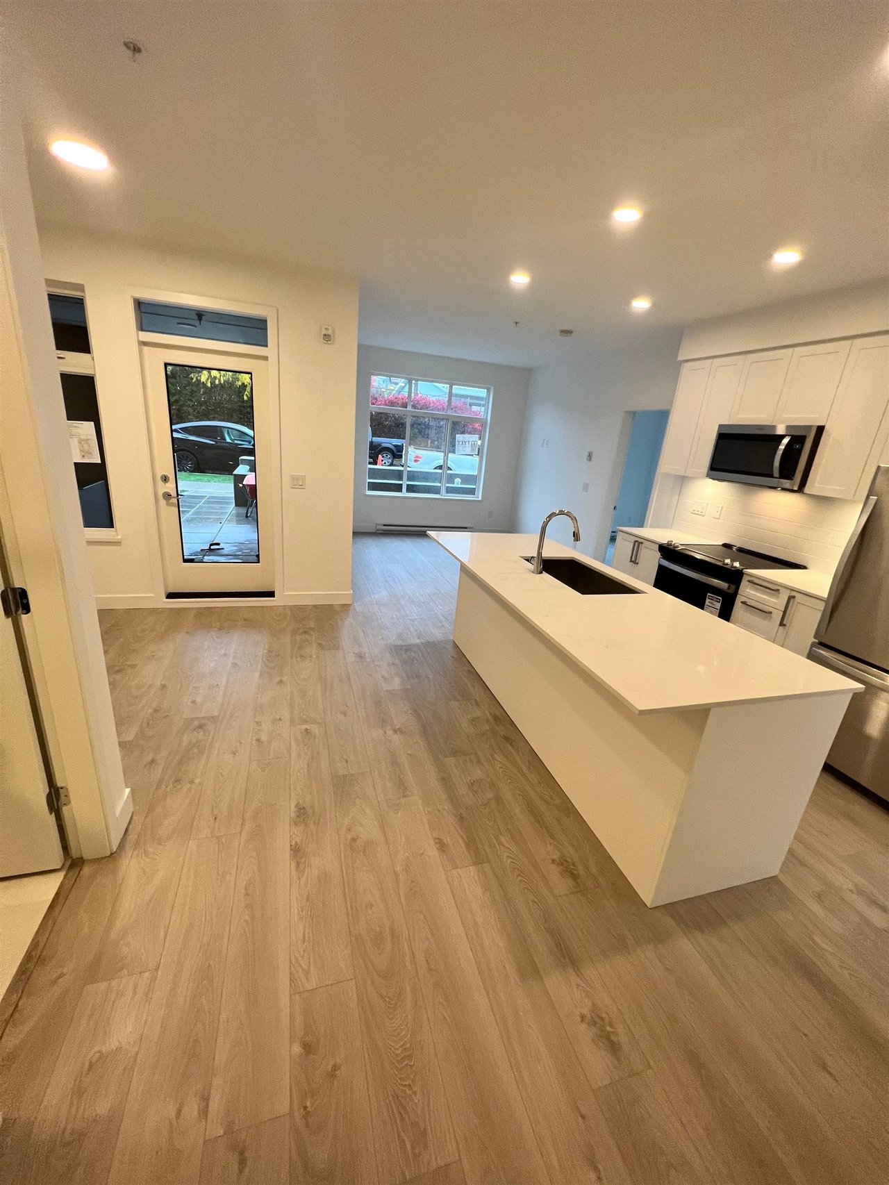 201-808 Gauthier Ave