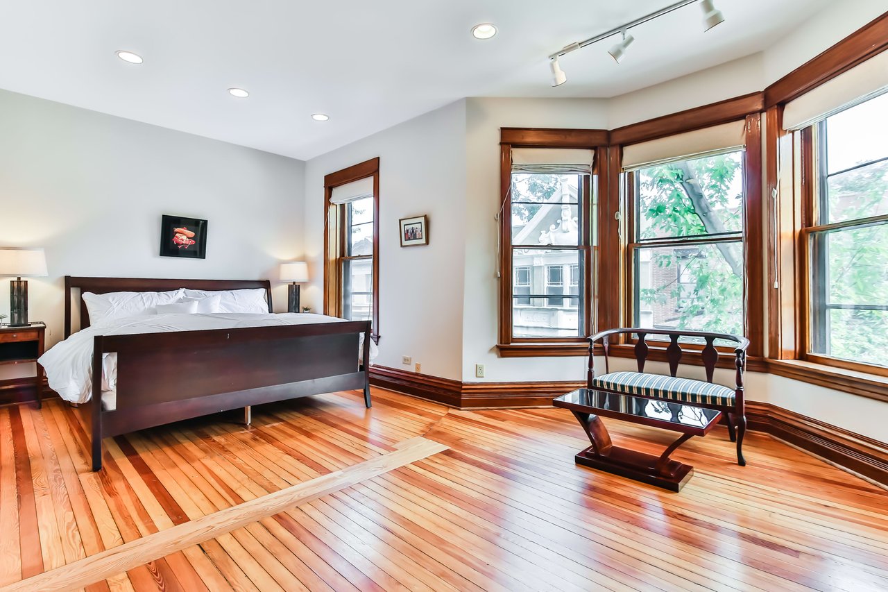 3806 N Alta Vista Ter