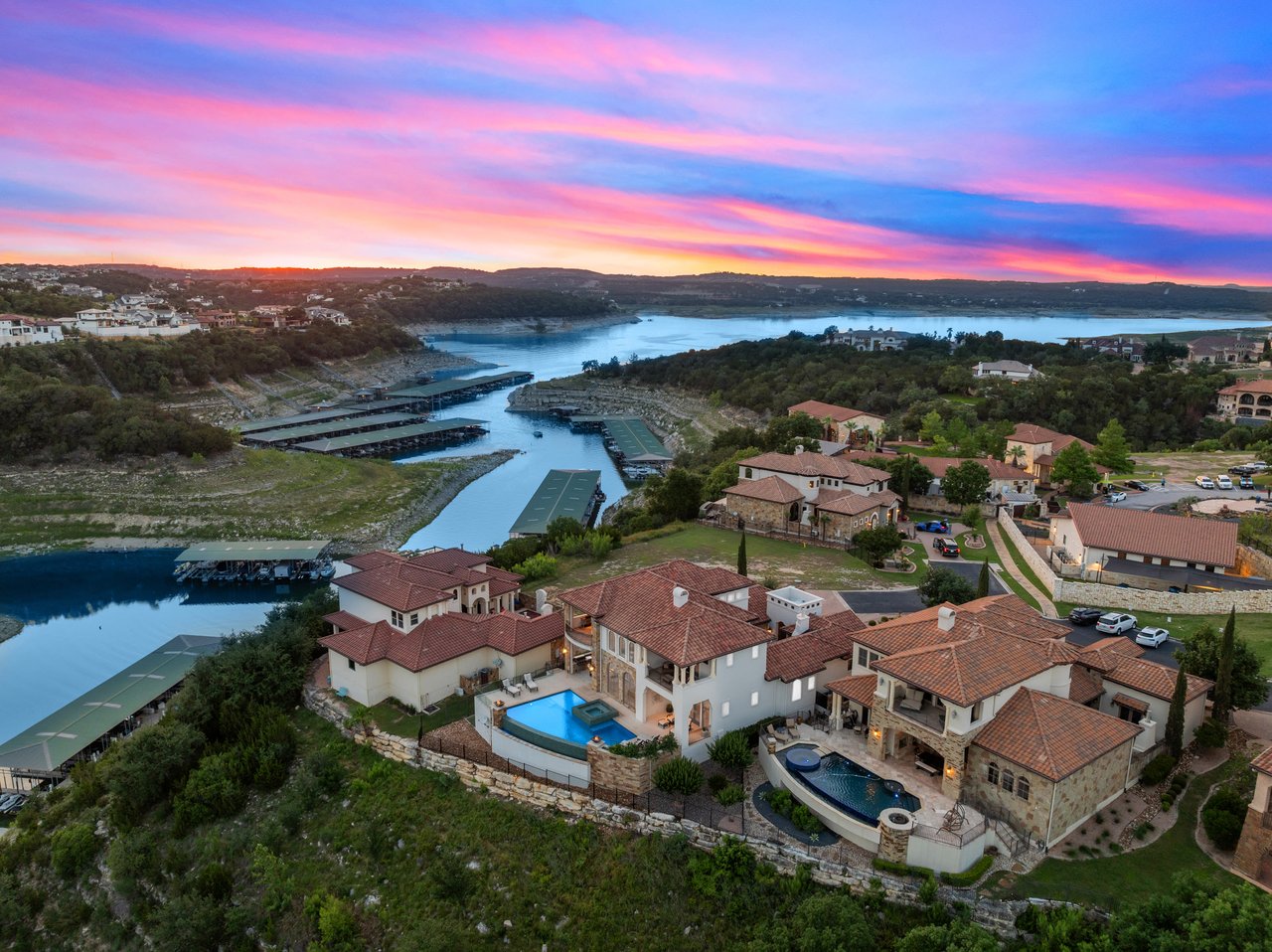 Luxurious Lakefront Villa