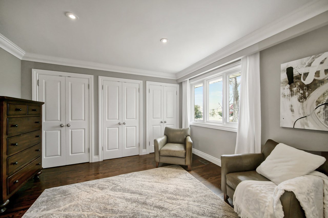 1274 Lorne Park Rd