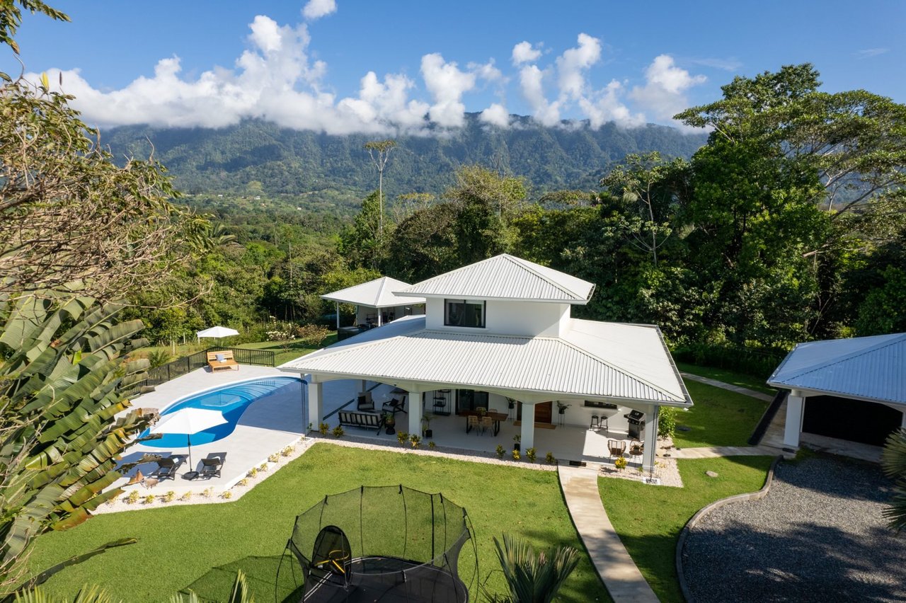 Modern Mountain Pool Home, Ojochal, Puntarenas