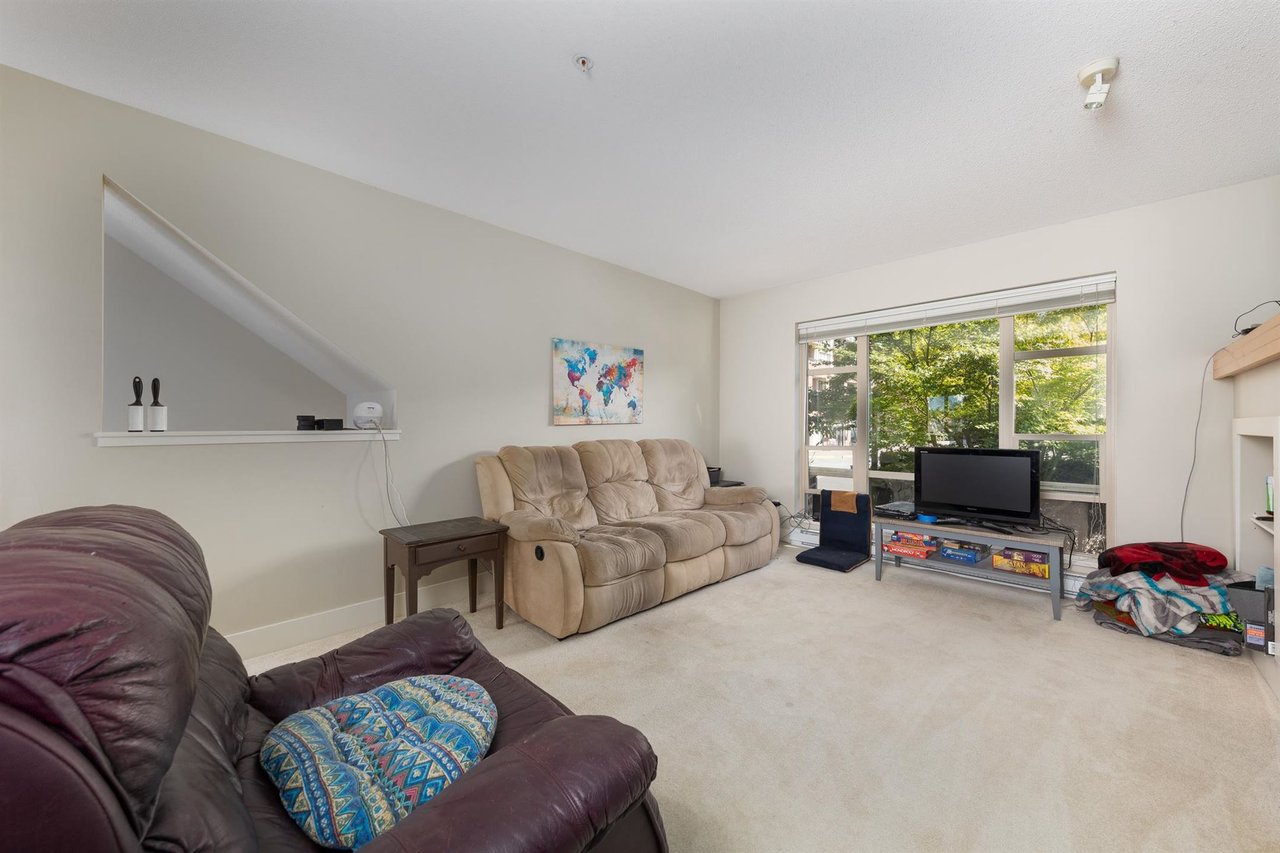 1214 Village Green Wy