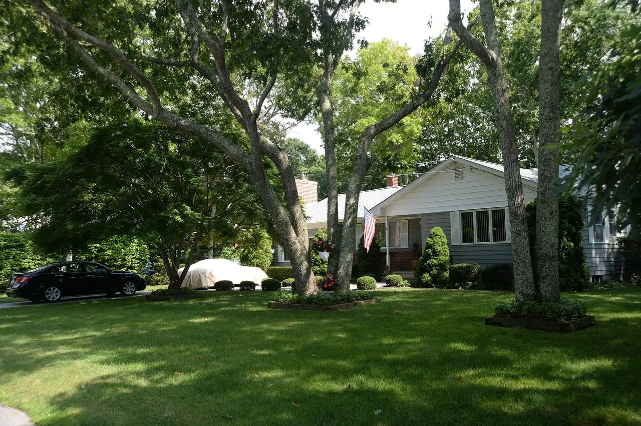 22 Lovell Rd, Hampton Bays, NY 11946