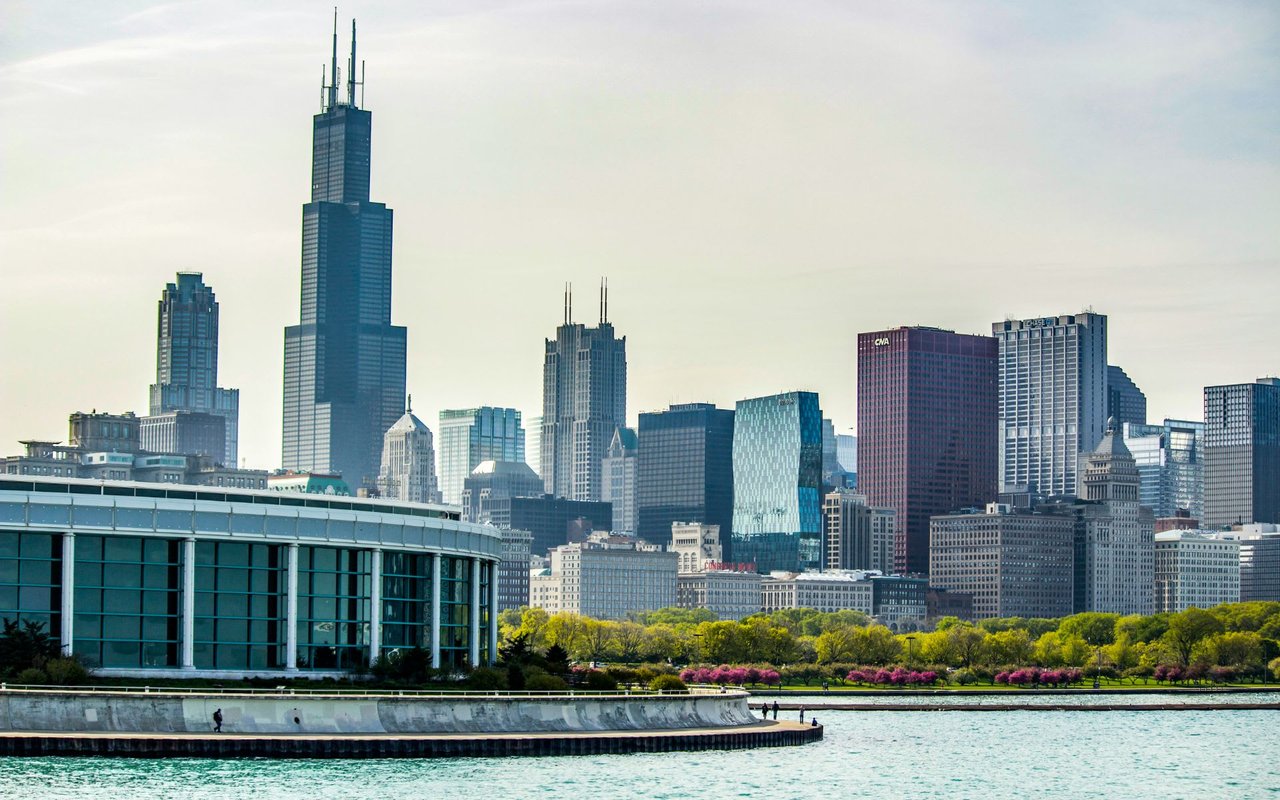 A picture of the Chicago skyline featuring the iconic Willis Tower as seen from across Lake Michigan.