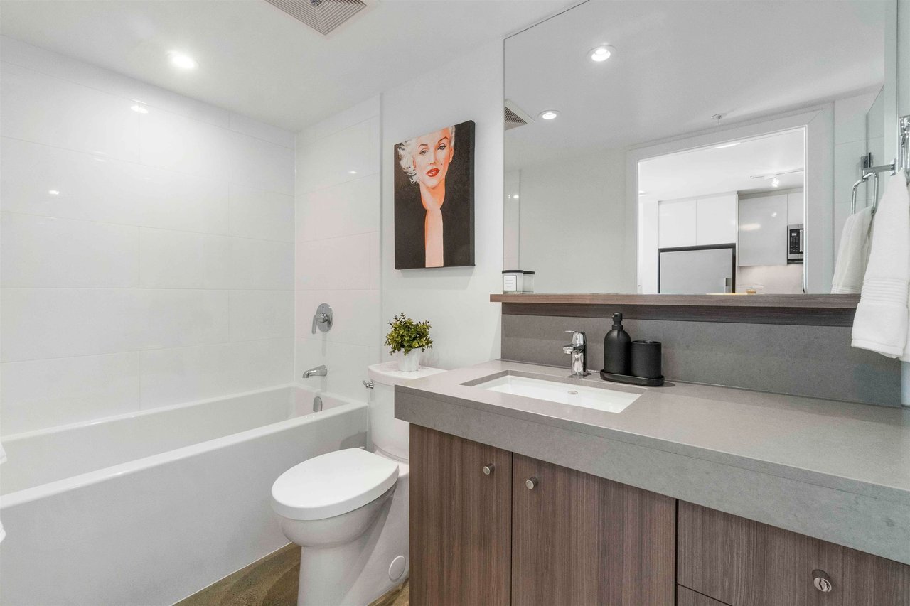 303-231 E Pender Street, Vancouver