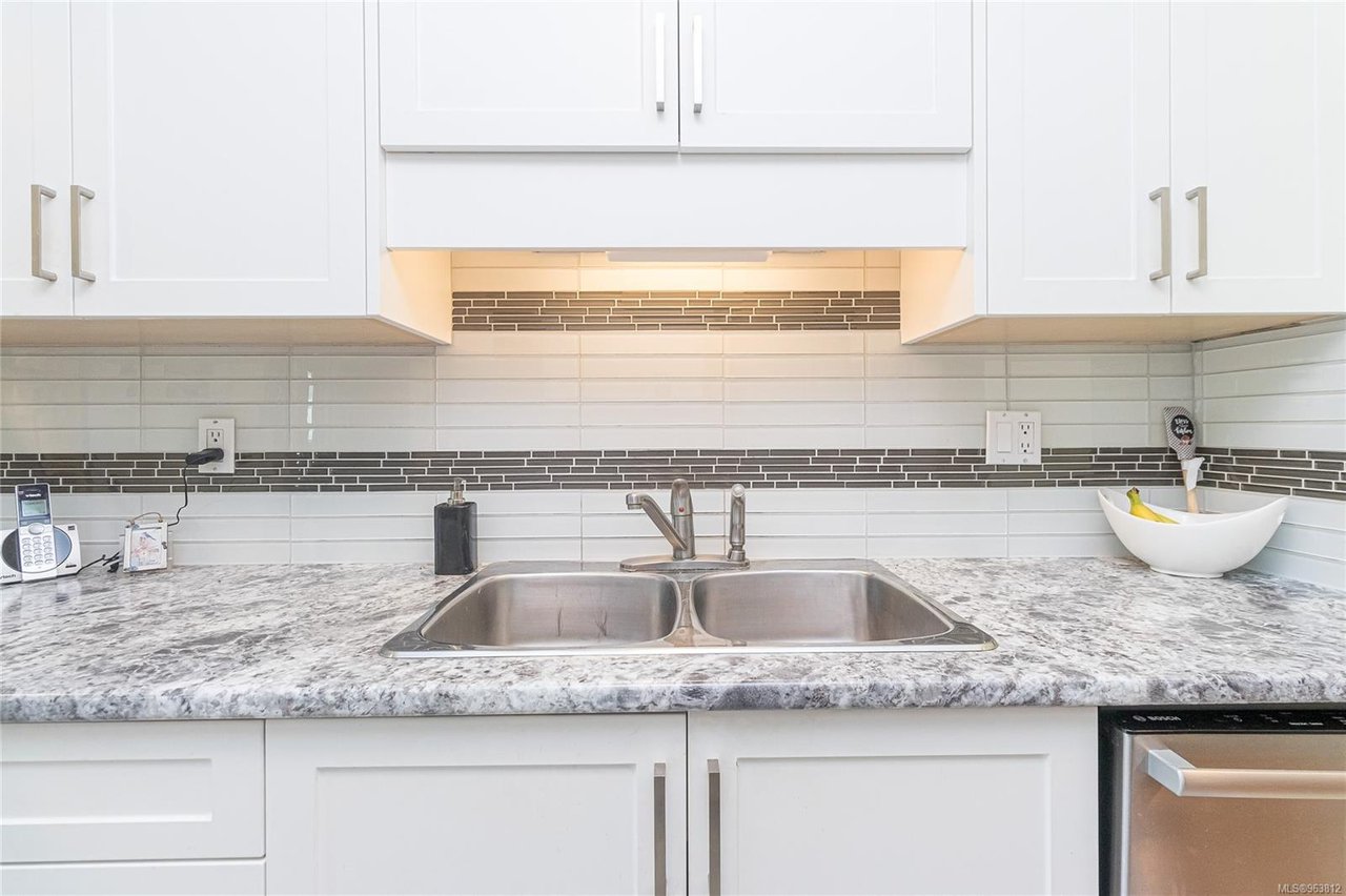 304-1665 Oak Bay Ave