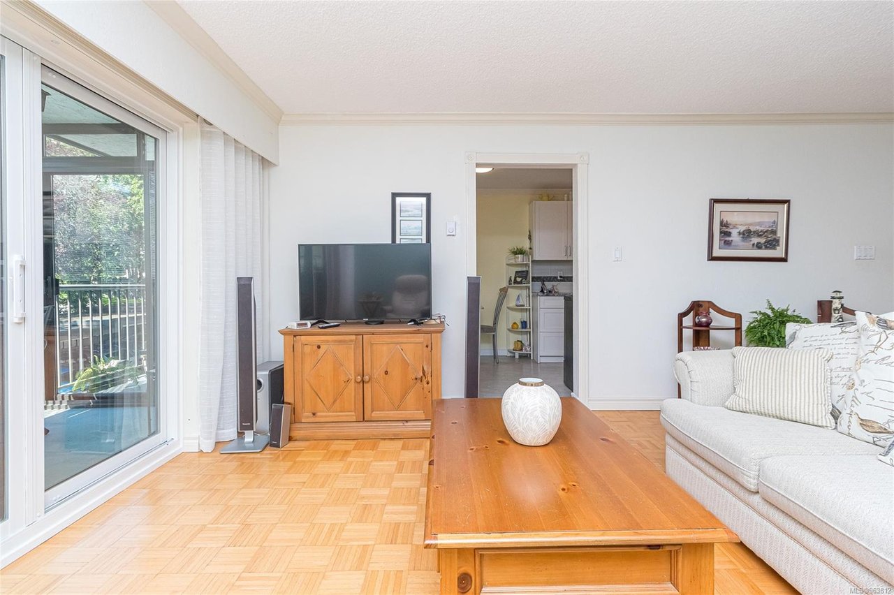 304-1665 Oak Bay Ave