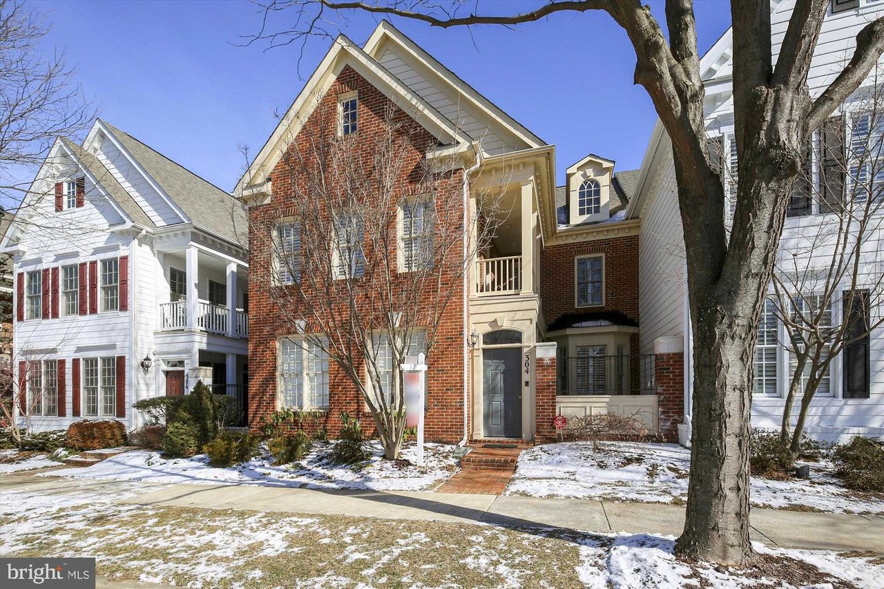 304 LISA OAKS WAY