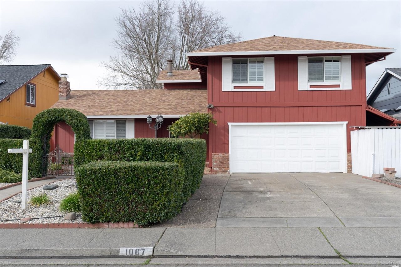 1067 Santa Clara Ln