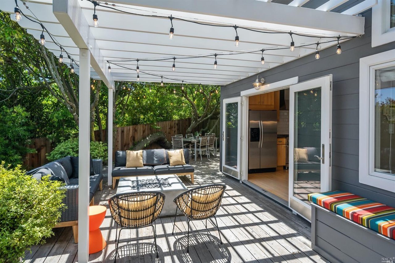 2 Cedarwood Ln