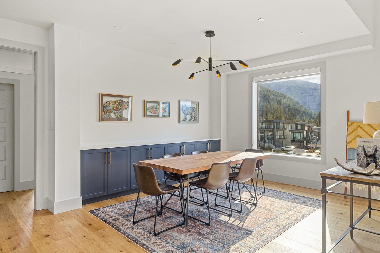 27-3385 Mamquam Rd
