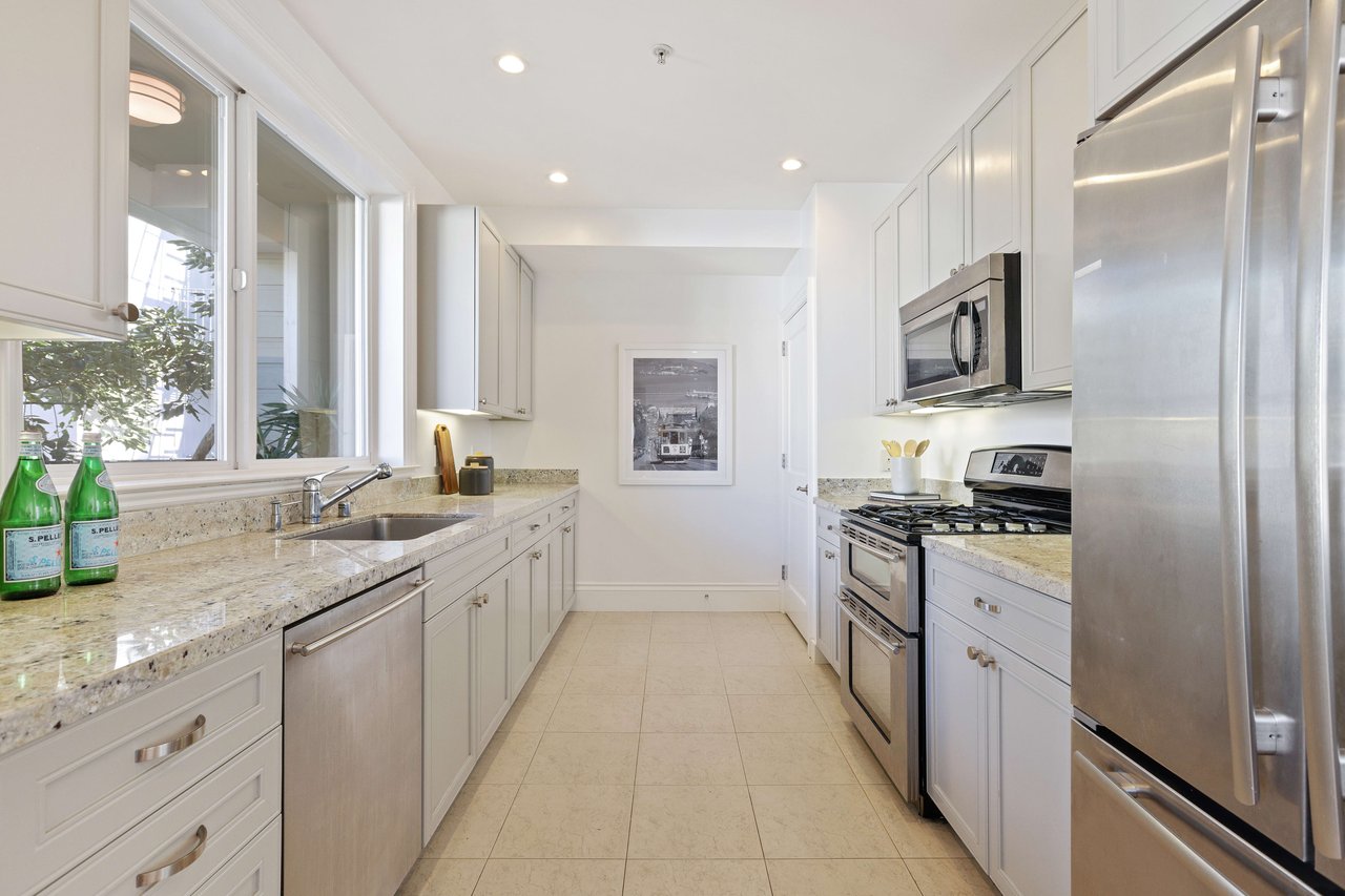 Bright 2 Bedroom Nob Hill Condominium