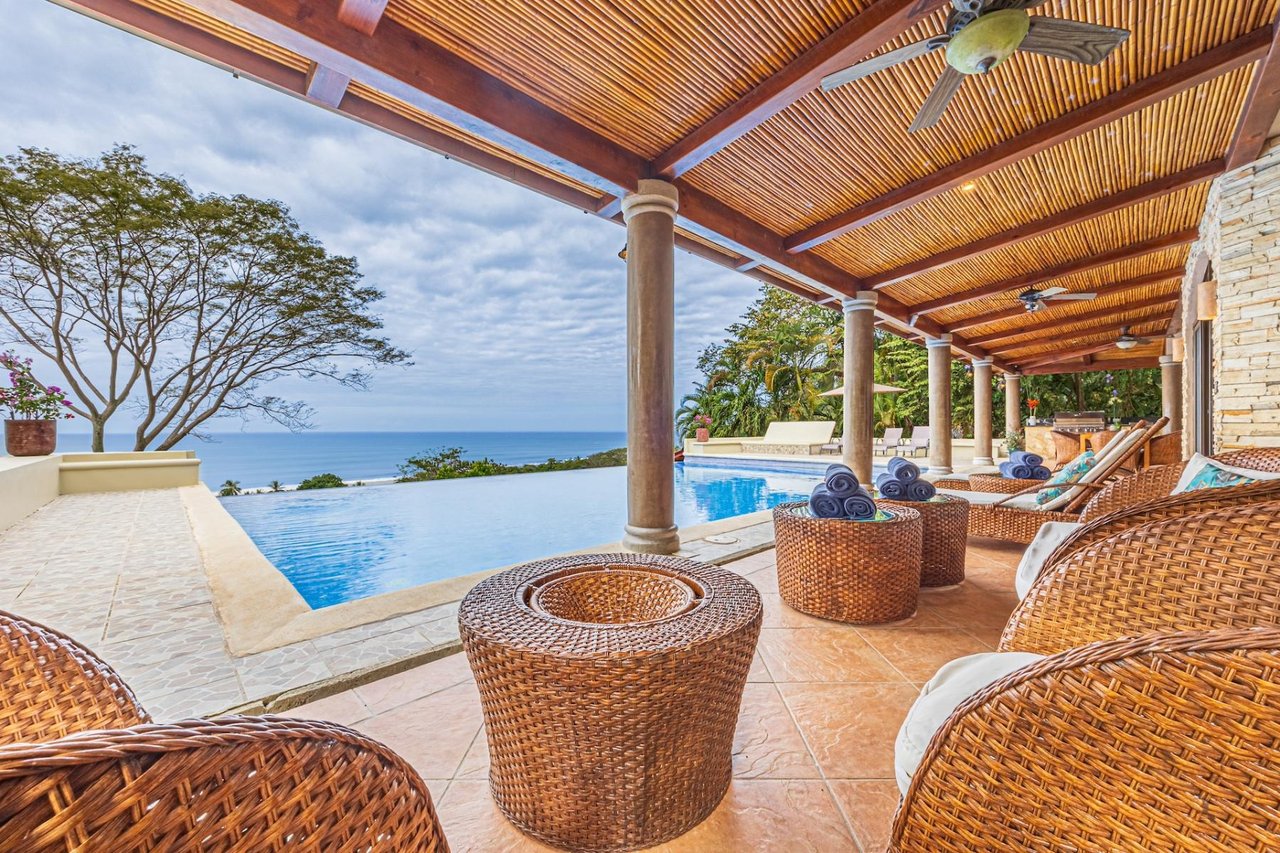 Colonial Oceanfront Rental Estate, Dominical, Puntarenas