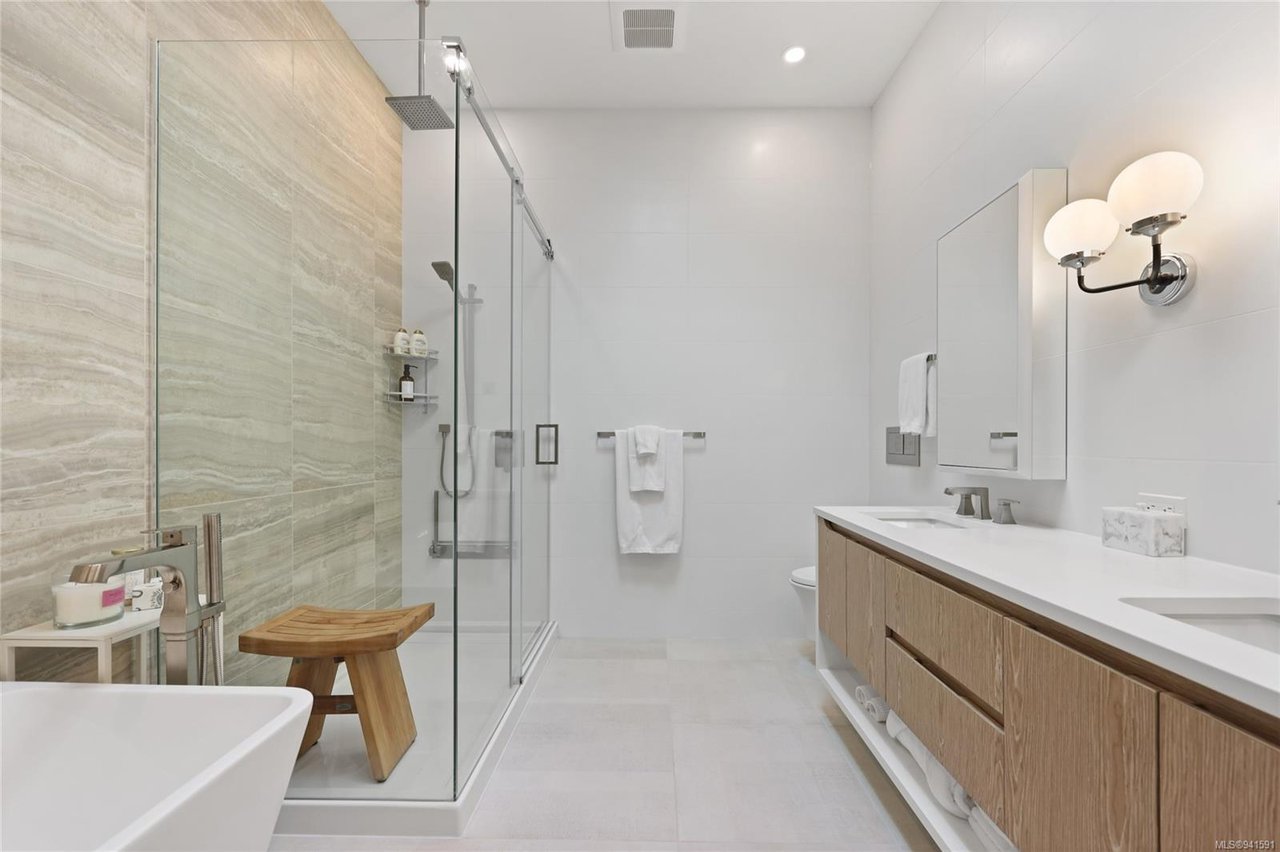 403-1018 Pentrelew Pl