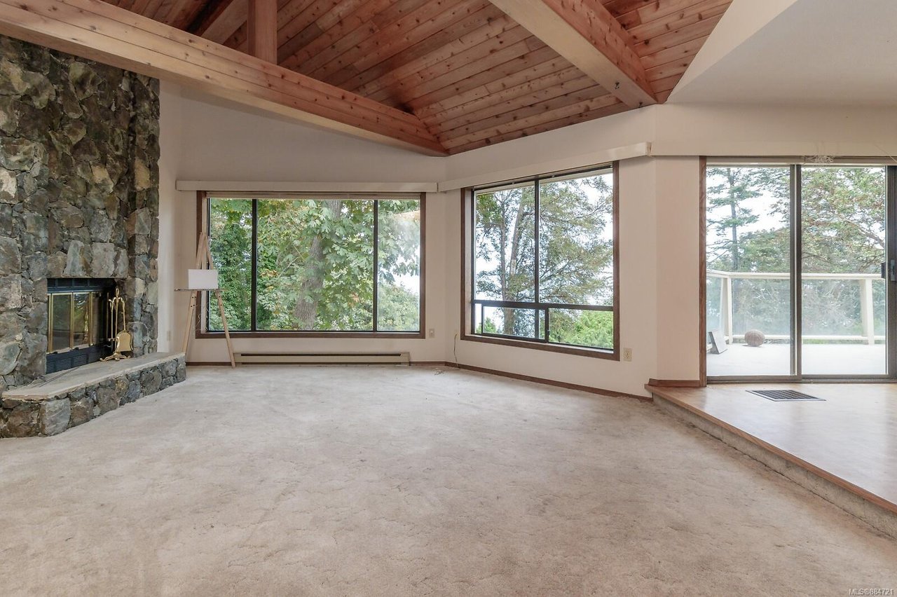2270 Arbutus Rd