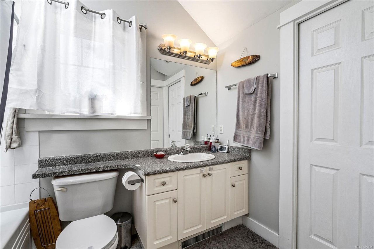 2-933 Empress Ave