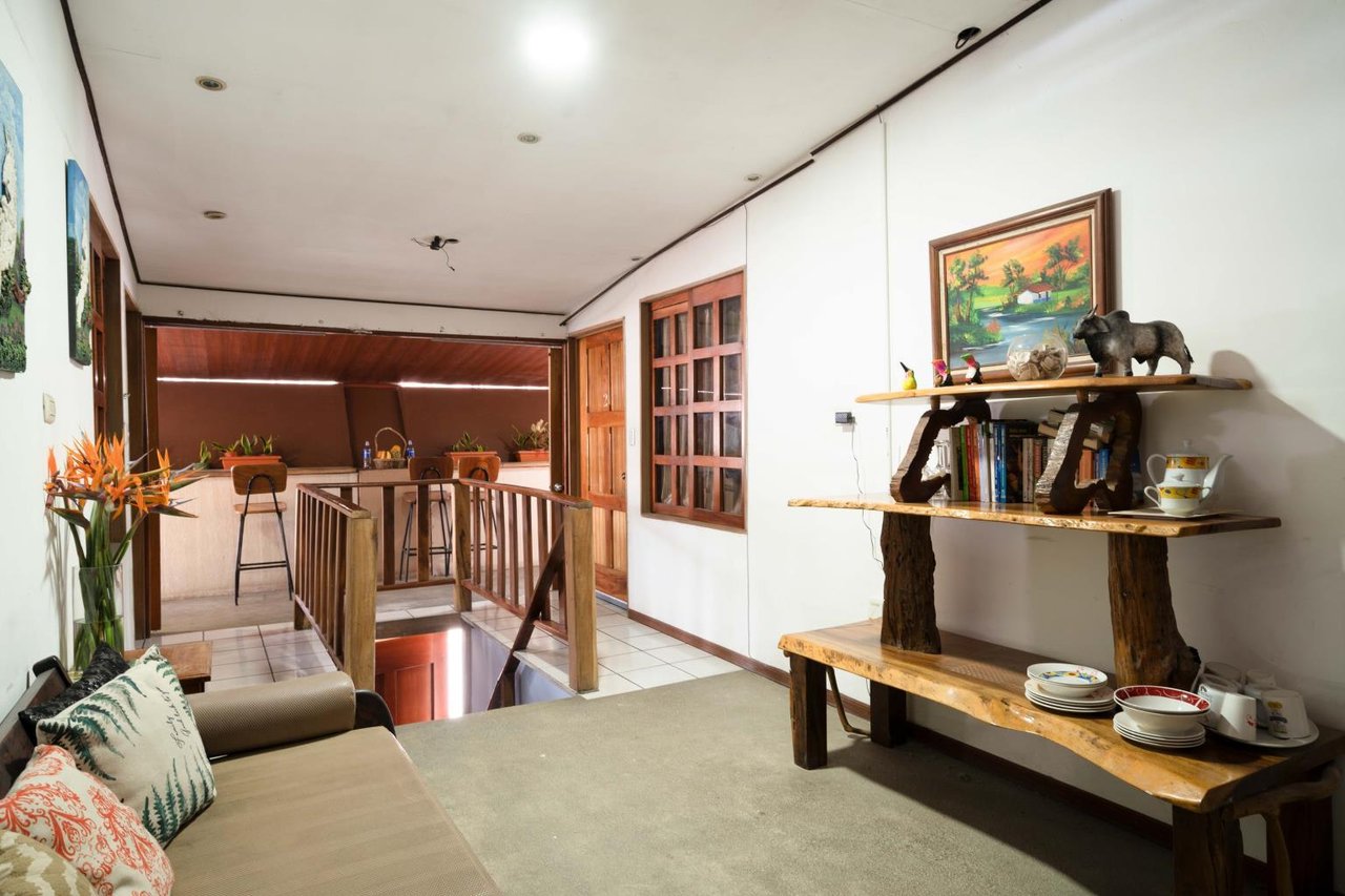 Downtown Quepos Central Hostel/Commercial Space