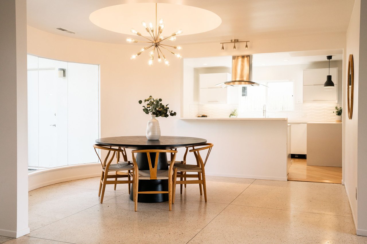 deLIGHTfull Mid Century in the Studio City "Donas"