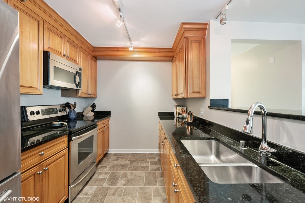 345 N LaSalle St Unit 4203