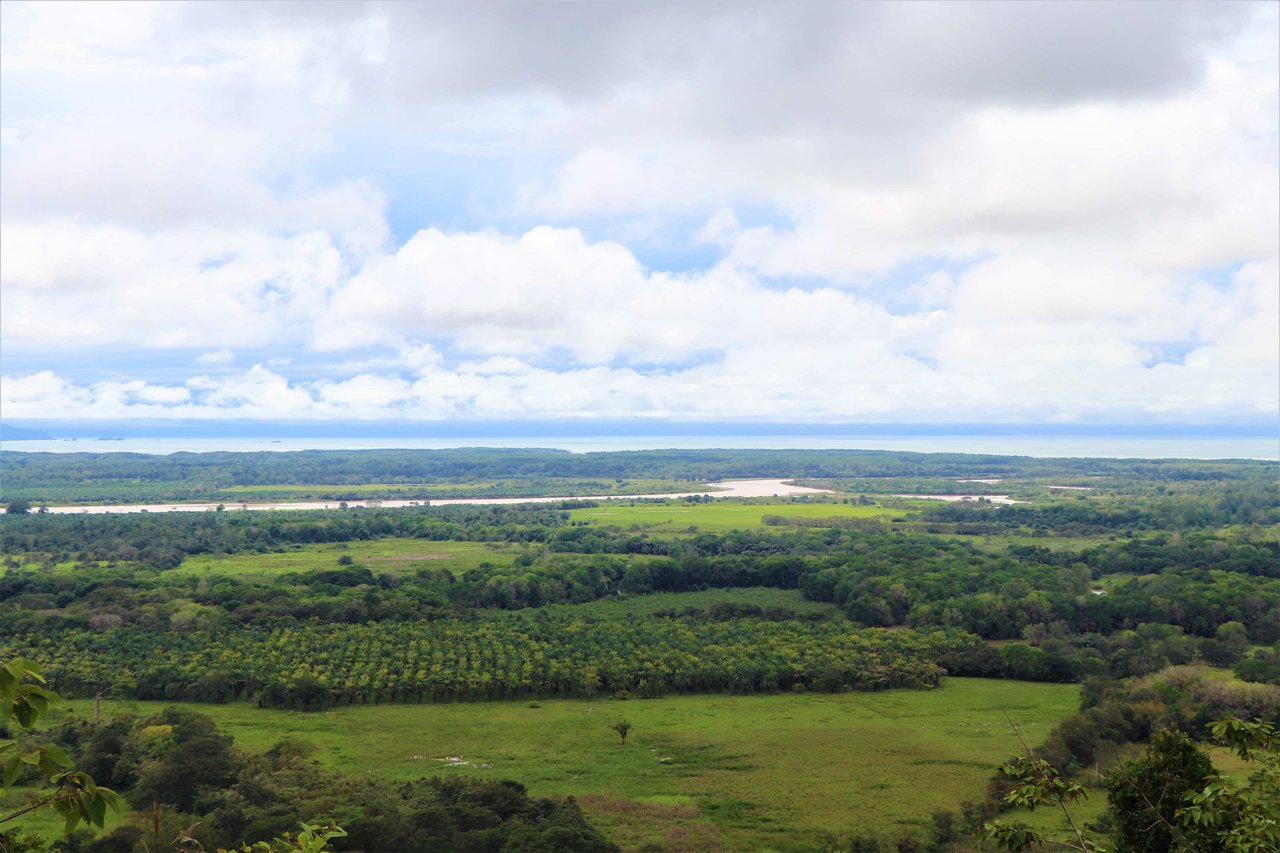 9 acres property with 360 panoramic views and 80m highway frontage