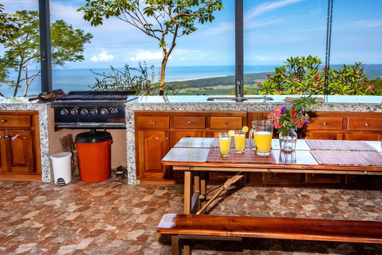 Incredible 7,000 Ft2 Ocean View Home With 200 Acre Reserve!