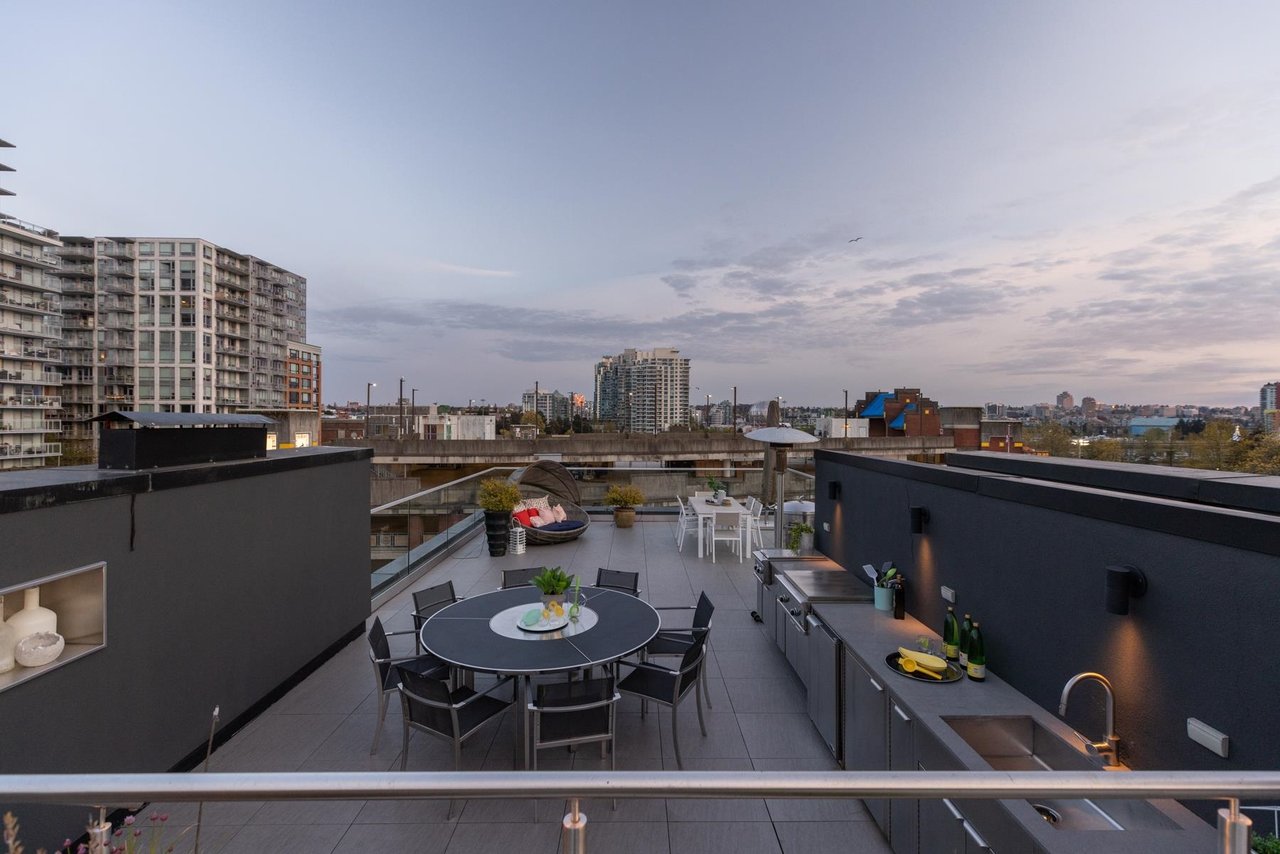 50-133 Keefer St