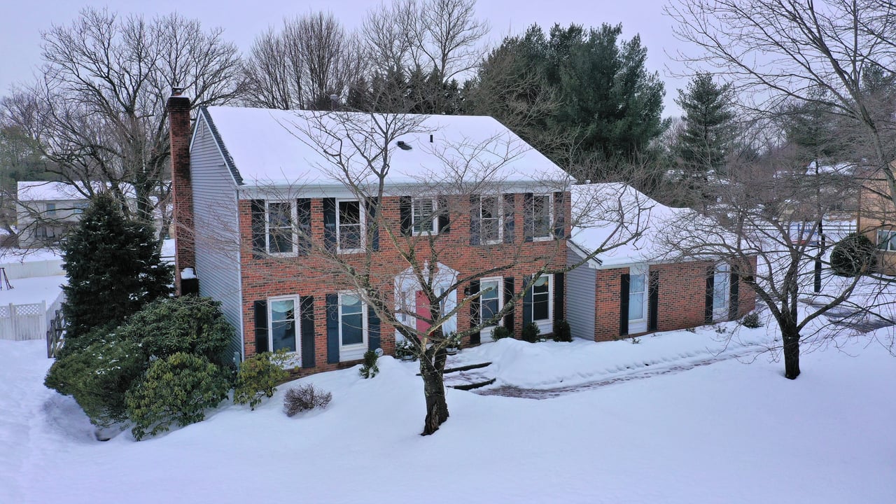 32 LAWRENCIA DR