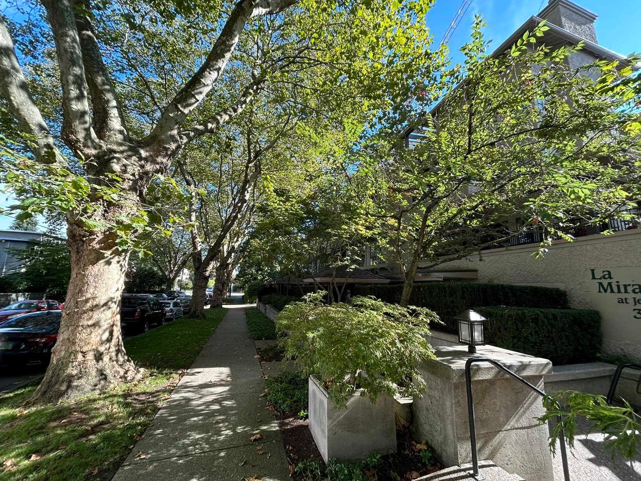 402-3788 W 8th Ave