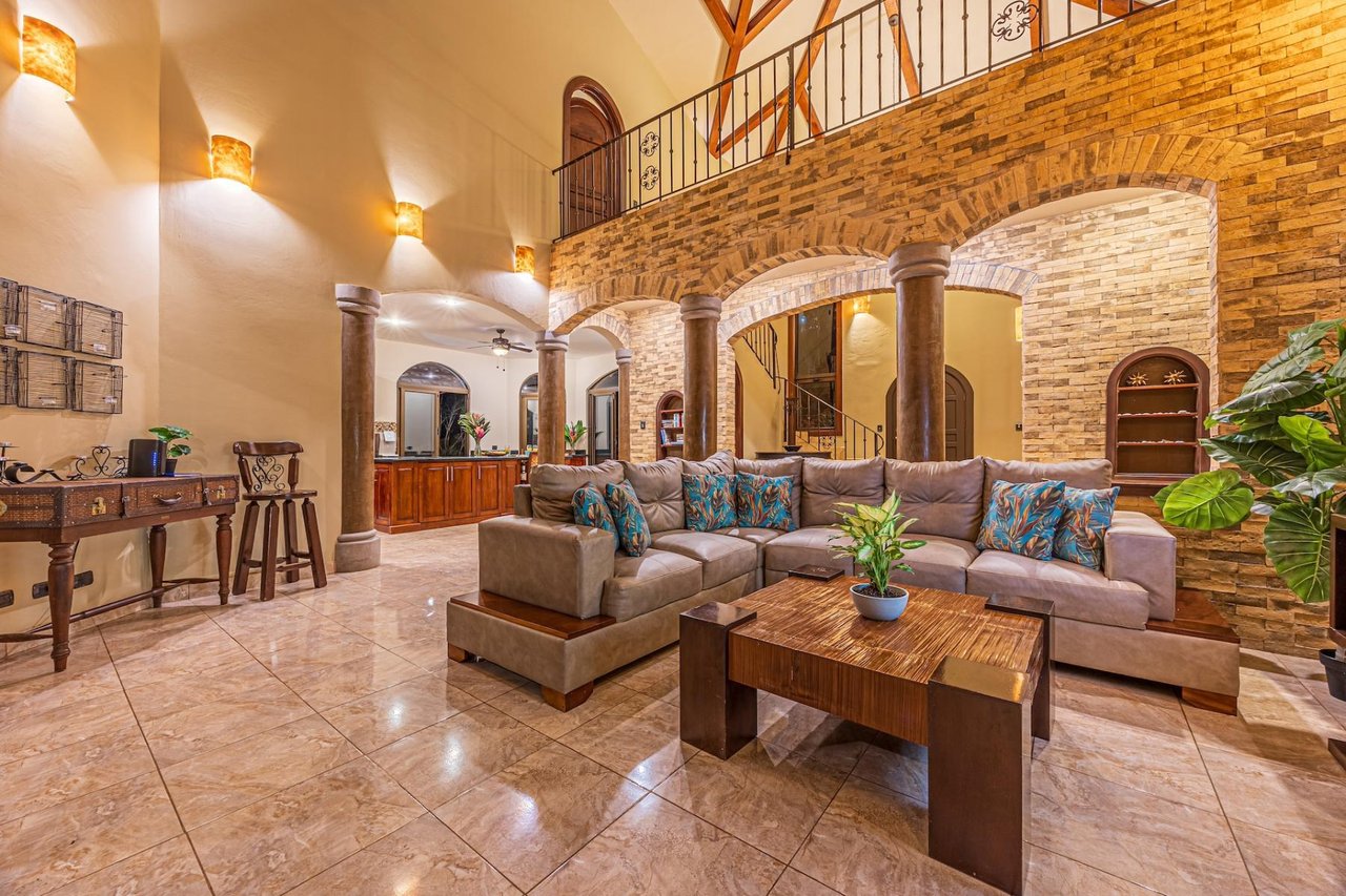 Colonial Oceanfront Rental Estate, Dominical, Puntarenas