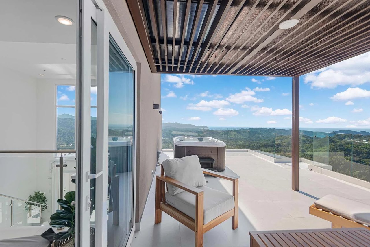 Luxury Oceanview Corner Penthouse, Jaco, Puntarenas