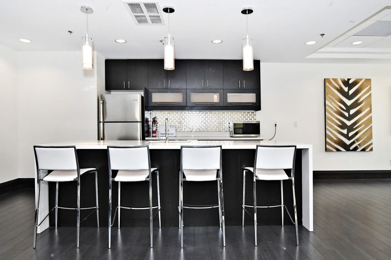 75 King William Cres Unit: LPH13