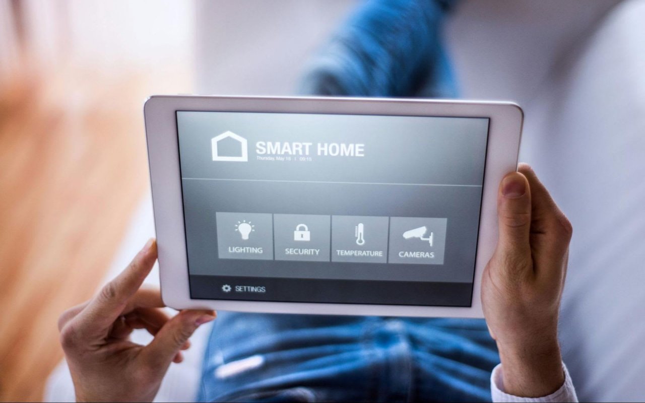 Smart Home Technology: Integrating Tech into Modern Interior Design