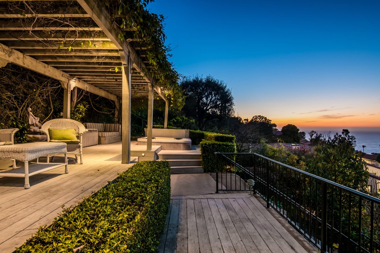 Stunning home with unobstructed Queen's Necklace views 