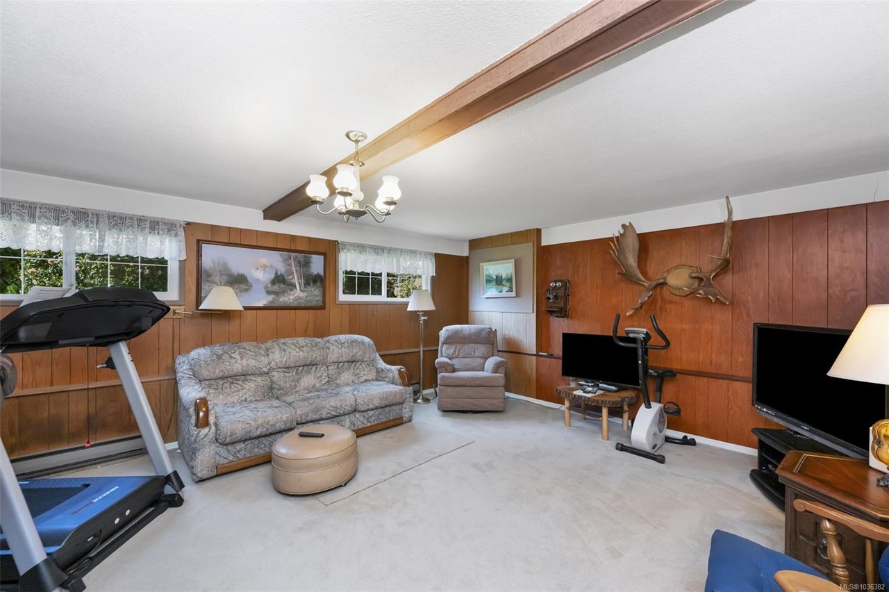 989 Abbey Rd, Saanich