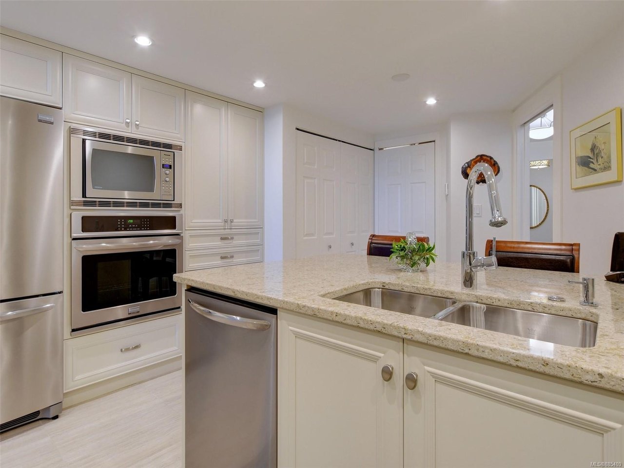 110-1370 Beach Dr
