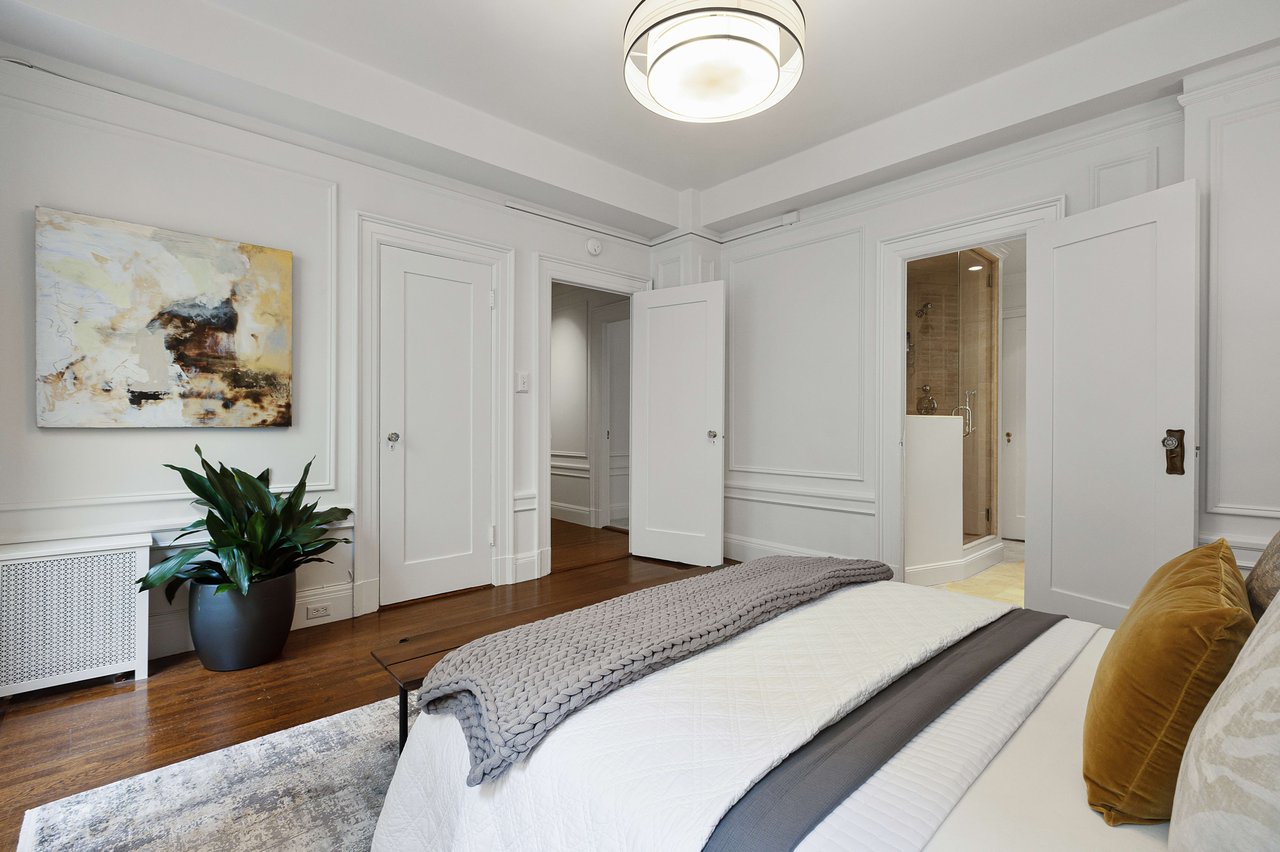 Grand New York-Style Condominium at 840 Powell