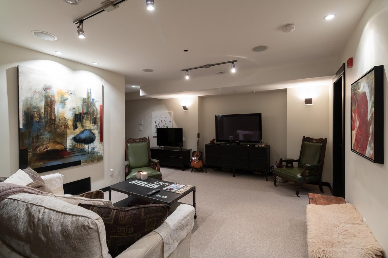 215 W 17th St